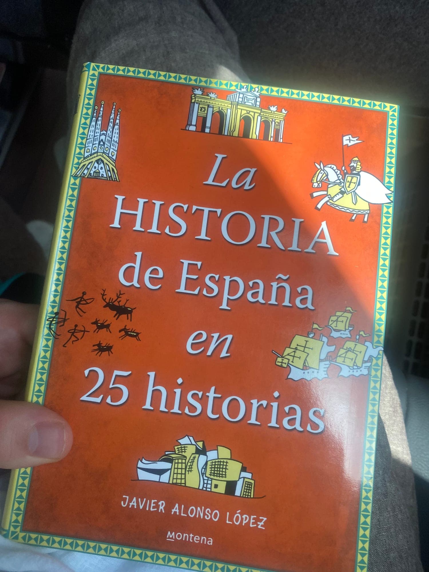 A Spanish-language history book.